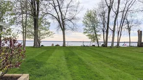 Beautiful Oneida Lake Shore Home and Yard - Image 5