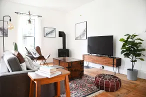 Hip farmhouse steps to town/minutes to venues/ski - Image 3
