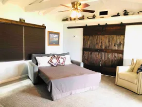Cozy Lake Front Cottage - Image 4