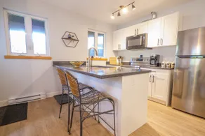 Storm Bay, Modern 1 Bed Suite and Chefs Kitchen - Image 3
