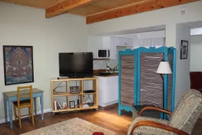 Cozy Condo - Walk to Plaza - Image 2