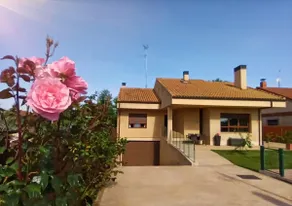 A villa with a private pool 10 meters from Salamanca - Image 2