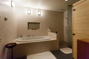 Spacious Luxury Spa Retreat King Bed + Sauna - Image 5