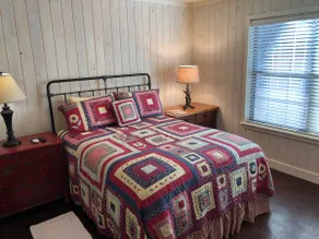 Secluded Lakeside Honeymoon Cabin - Image 2