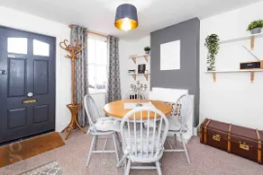 Cosy | City Home | 2BR | Free Parking | Sleeps 4 - Image 4
