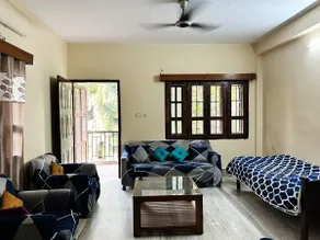 Garden-facing Spacious Apartment - Image 4
