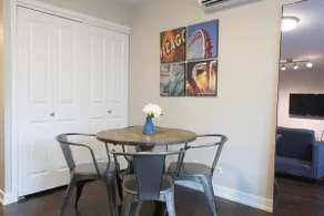 Cozy Garden Apartment in Heart of Pilsen - Image 2