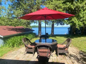 Vintage Cape Cod-style cottage on Big Rideau Lake - Image 5