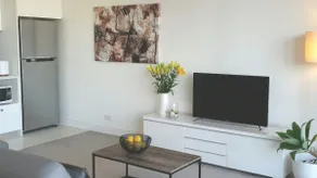 FANTASTIC! MODERN,SPACIOUS APT+STUNNING CITY VIEW - Image 2