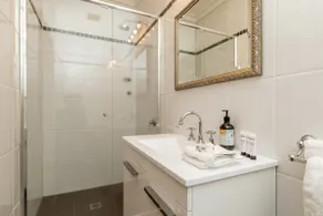 94 Best - Apartment Two - Image 4