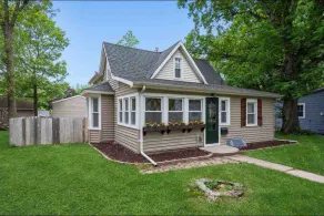 Cheerful suburban cabin on sweet quiet street - Image 2
