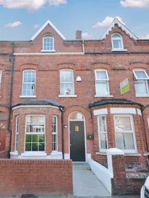 No2 Queens Quarter House Family and Corporate Ready 3 Bed & 2 Bath - Image 2