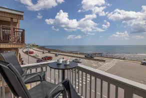 Plum Pad: Watch Fireworks Overlooking the Ocean - Image 2