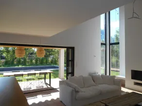 Contemporary home with pool - Image 2