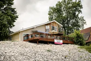 Doc's Lake House (Lakefront) - Image 2