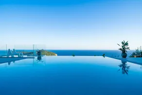 Cosy Loft w Private Pool & Patio - Image 3