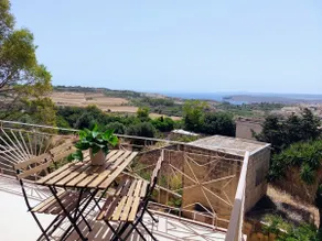 Bright & spacious maisonette, views, outdoor area - Image 2