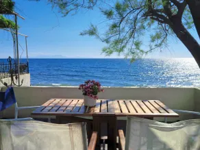 Floras Charming Waterfront House - Image 4