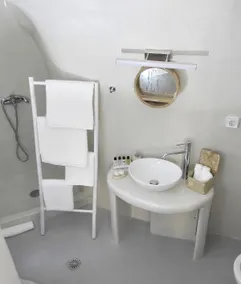 Lovely Cave Room Jacuzzi for 2 Persons in Akrotiri - Image 5