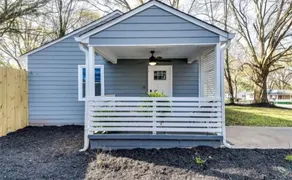 Little Blue Bungalow - Image 2