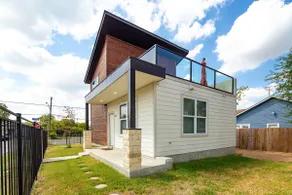 Comfy Alamodome home with rooftop terrace - Image 2