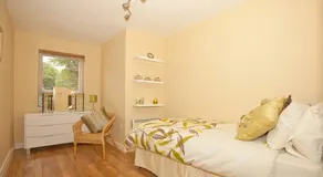 Riverbank View Three Bedroom Apartment with Free Parking - Image 3
