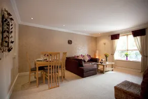 Riverbank View Three Bedroom Apartment with Free Parking - Image 5