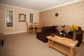 Riverbank View Three Bedroom Apartment with Free Parking - Image 4