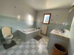 Entire place has 2 bedrooms - Image 3