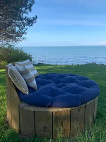 Lakefront fully-renovated cottage getaway - Image 2