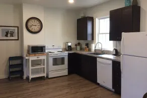 Bright 2 Bedroom On The Hill - Image 3