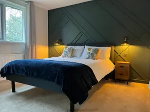 Stylish City Centre Apartment with Park Views - Image 3