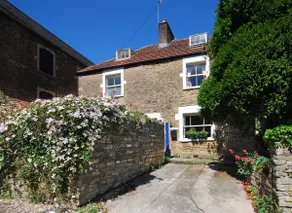 Charming Cottage in the Heart of Frome with parking - Image 3