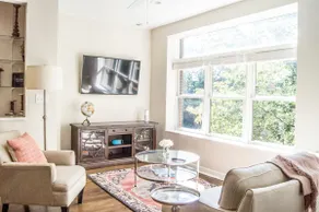 Beautifully Renovated 2BR in Historic Lincoln Park - Image 4