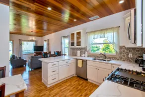 Luxury 2BR 2BA house, AC, near ferry, 2 parking - Image 3