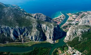 Spacious apartment with private pool Split-Omiš - Image 5