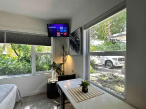 Charming Studio Prime Location Steps from Beach - Image 3