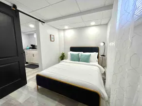 2BR Studio w/ King walk to Market St. - Image 3