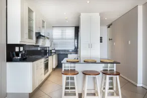 Deluxe Apartment, 2 Bedrooms, Sea View, Beachfront - Image 3