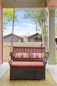 The Onyx Bungalow | 6 Bedrooms | 5 mins to Casino - Image 4