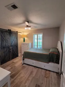 Spacious 3 bedroom country home on 1 acre fenced - Image 2
