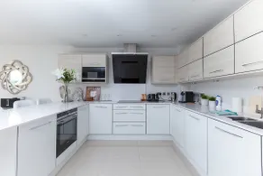 Luxurious Central Edinburgh Apartment - Sleeps 6 - Image 2
