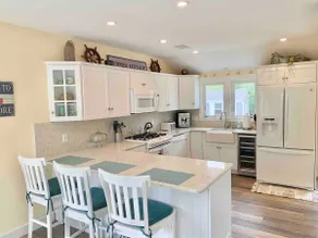 5 min walk to beach w/modern amenities - Image 5