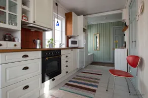 Mid-Century Seaside Retreat in Henningsvær Harbor - Image 5