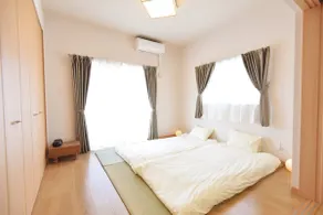 Spacious 163 m² space | All rooms equipped with air conditioning | 6 queen-size beds | 2 free parking spaces - Image 4
