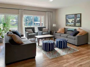 Modern 3bed Farmhouse w Hot Tub - Image 3
