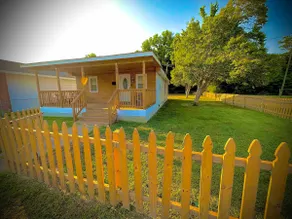 Colonial Beach Cottage, 7 minutes walk to beach! - Image 2