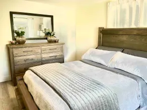 Beautiful Waterfront Retreat - Image 3