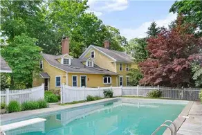 Colonial yellowhouse - Image 3