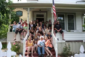 A Victorian Rose, DOWNTOWN, Hot Tub, Rec Room,couples, families & groups welcome - Image 2